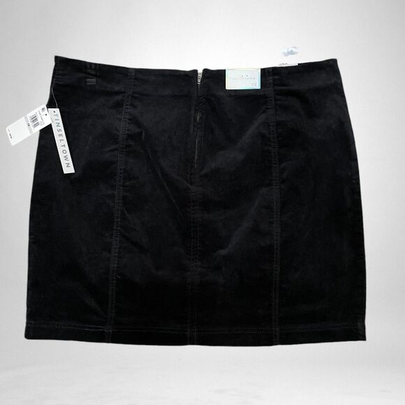 TINSELTOWN Black Velvet Skirt Plus 1X, New With Tags! - Picture 1 of 8